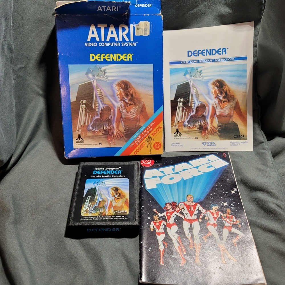 Defender Atari CX2609, 1982 Complete with manual and DC Atari Force Mini Comic